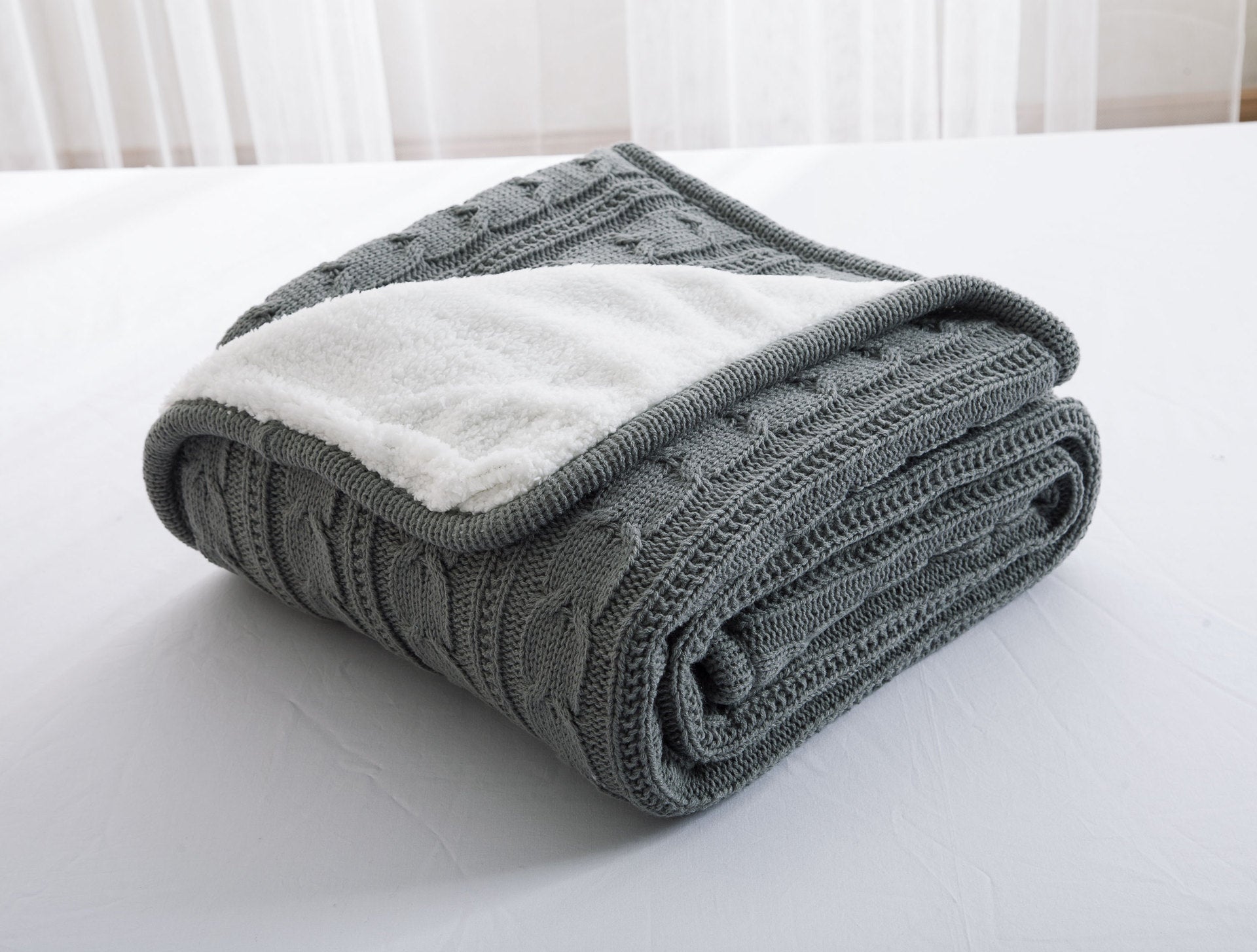 Knitted wool blanket with fleece