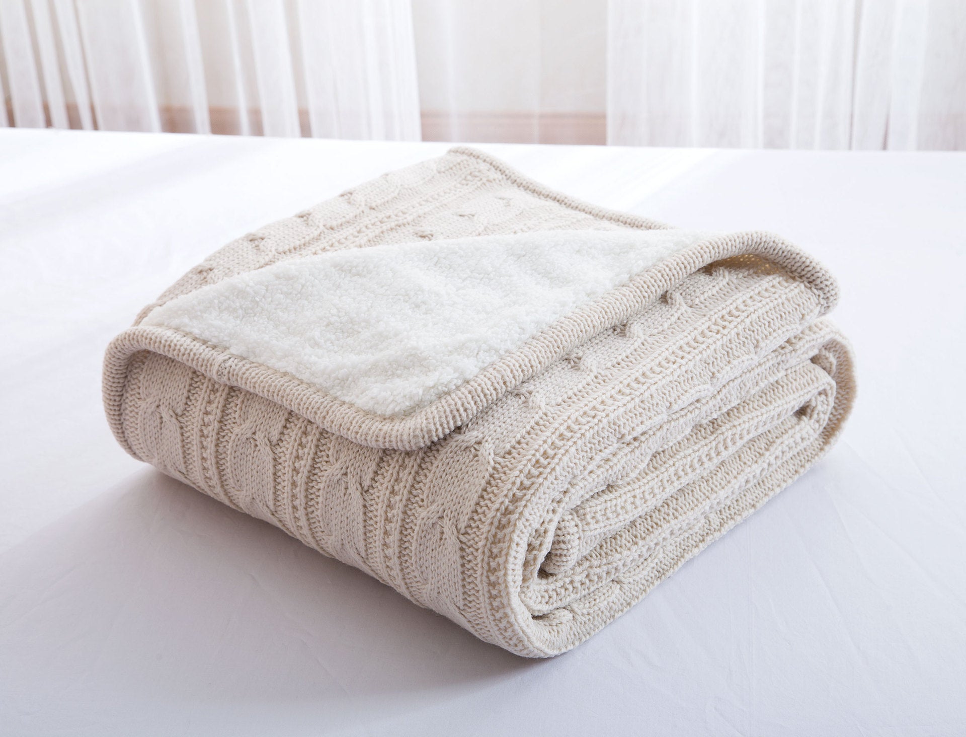 Knitted wool blanket with fleece